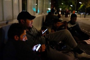 GettyImages-migrants-with-phones.jpg.653x0_q80_crop-smart